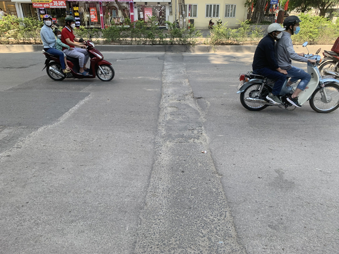 Nghiêm trọng nhất là khu vực bưu điện quận Cầu Giấy, mặt đường bị chia đôi, rạn nứt. Hầu hết các tài xế đi qua đoạn đường này đều phải giảm tốc độ để đảm bảo an toàn cho bản thân và những phương tiện đang lưu thông khác. 