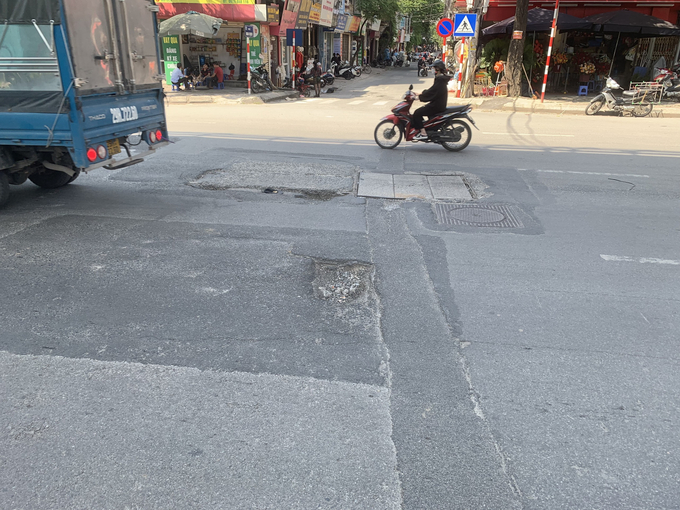 Đại diện Ban Quản lý dự án Đầu tư xây dựng công trình giao thông Hà Nội (đơn vị được TP. Hà Nội giao trách nhiệm cải tạo) cho biết, thành phố đã yêu cầu đơn vị lập phương án cải tạo các tuyến đường trên để đảm bảo cho người dân đi lại êm thuận khi tuyến đường sắt đô thị đi vào hoạt động.