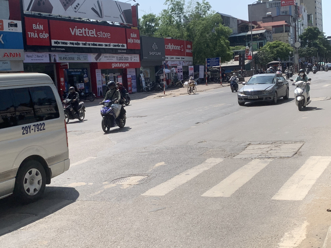 Đáng chú ý là hệ thống biển báo giao thông trên tuyến không được lắp đặt đúng quy chuẩn, vạch sơn kẻ đường bị mờ, đã dẫn đến việc người tham gia giao thông không biết phải điều khiển phương tiện như thế nào cho đúng luật và nguy cơ về tai nạn giao thông là điều khó tránh khỏi. Cá biệt, nhiều lái xe tải trọng lớn bất chấp tính mạng người khác, cố tình điều khiển xe đi vào làn đường dành cho xe máy.