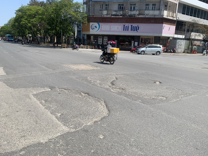 Cách đó không xa, trên đường Hồ Tùng Mậu, PV cũng ghi nhận tình trạng mặt đường xuất hiện nhiều ổ trâu, ổ gà. Nhiều đoạn thậm chí trở nên méo mó, gập ghềnh khiến người tham gia giao thông phải “bần cùng bất đắc dĩ” mới đi vào.