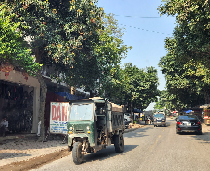 Các xe lưu thông về phía trung tâm thị trấn Văn Giang để đi ĐT379 đoạn qua khu đô thị Ecopark.