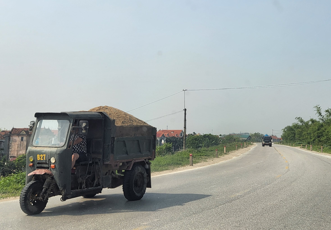 Các xe này trông đều cũ kỹ, không kiểm định an toàn kỹ thuật, không đèn tín hiệu; nhiều xe lắp đặt hệ thống ben tự đổ phục vụ việc vận chuyển vật liệu rời như: Đất, đá, cát sỏi, phế thải xây dựng…