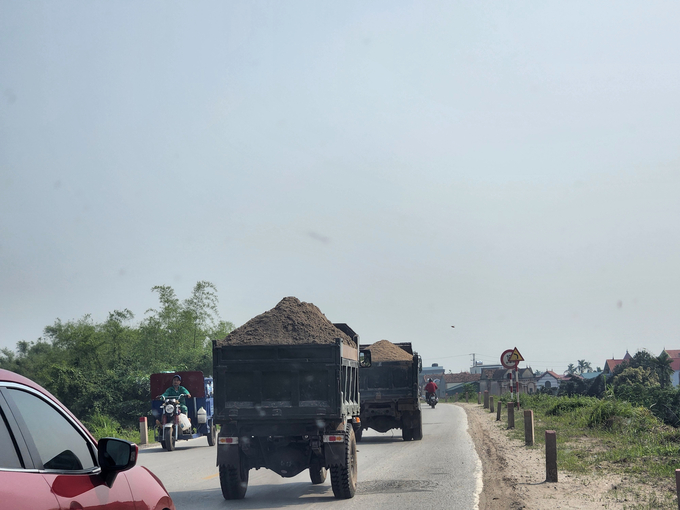 Xe công nông tự chế ung dung hoạt động trên ĐT378. Trong ảnh là đoàn xe gắn ký hiệu 