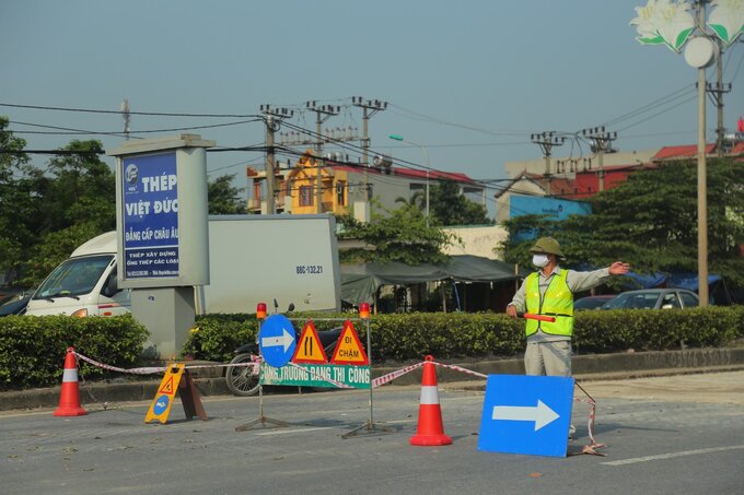 Hệ thống biển cảnh báo và nhân viên phụ trách phân luồng giao thông được triển khai đầy đủ để nhằm đảm bảo việc lưu thông trên tuyến đường không bị ảnh hưởng.