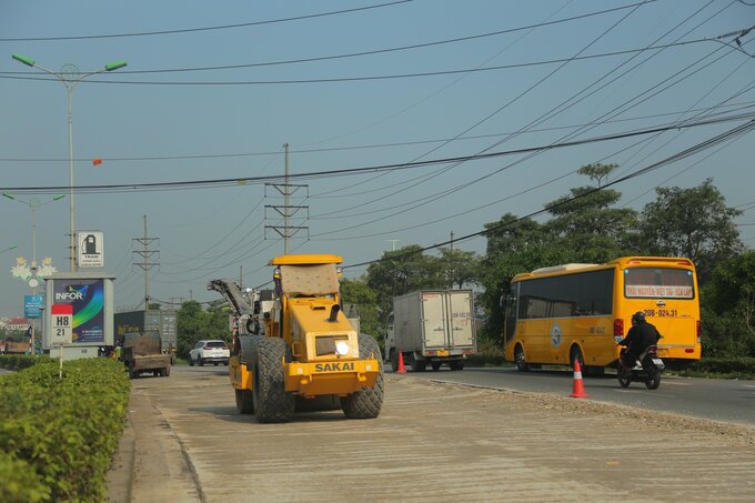 Tùy hiện trạng mặt đường, đơn vị thi công tiến hành cào bóc và thảm bê tông nhựa, hoàn trả mặt đường, xóa ổ gà, trồi sụt gây nguy cơ mất ATGT