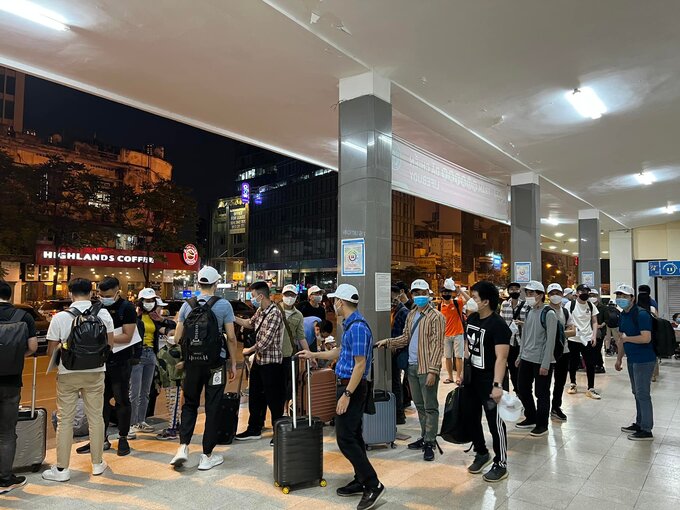 Khách du lịch chờ đi tàu tại ga Hà Nội dịp nghỉ lễ Giỗ Tổ