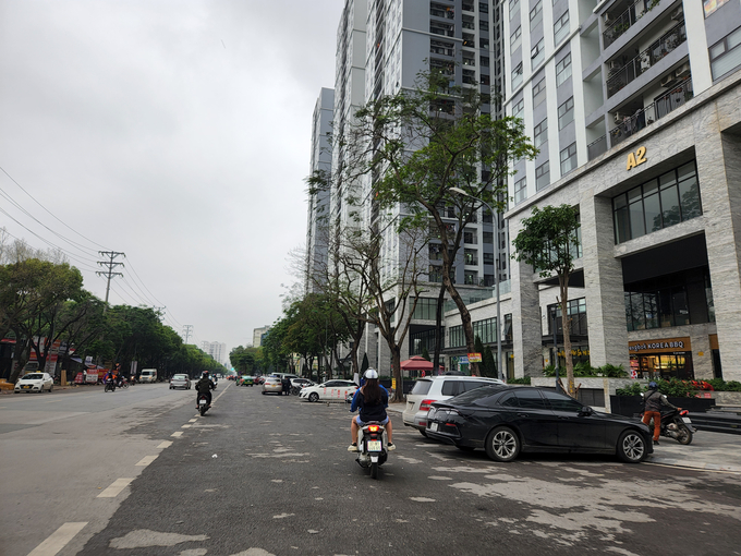 Dù có biển cấm, nhưng hầu như toàn bộ vỉa hè, lòng đường khu vực số 2 Trần Thủ Độ bị chiếm dụng làm bãi đỗ xe.