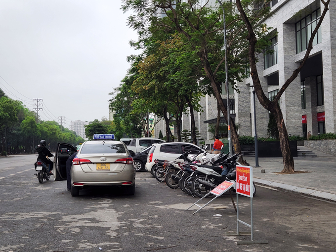 Lòng đường Trần Thủ Độ đoạn qua toà nhà Phương Đông Green Park bị thu hẹp, trở thành nơi đỗ xe trái phép của các nhà hàng, quán ăn.