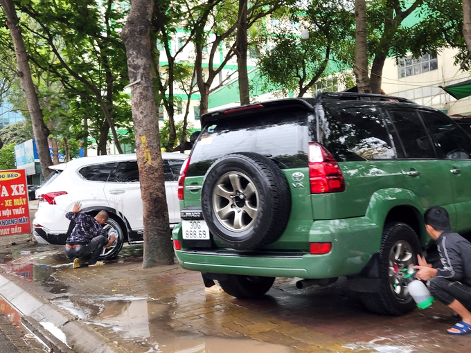 Vỉa hè cạnh Công ty dược phẩm Traphaco được quây dựng thành các nhà tạm, làm nơi kinh doanh dịch vụ rửa xe.