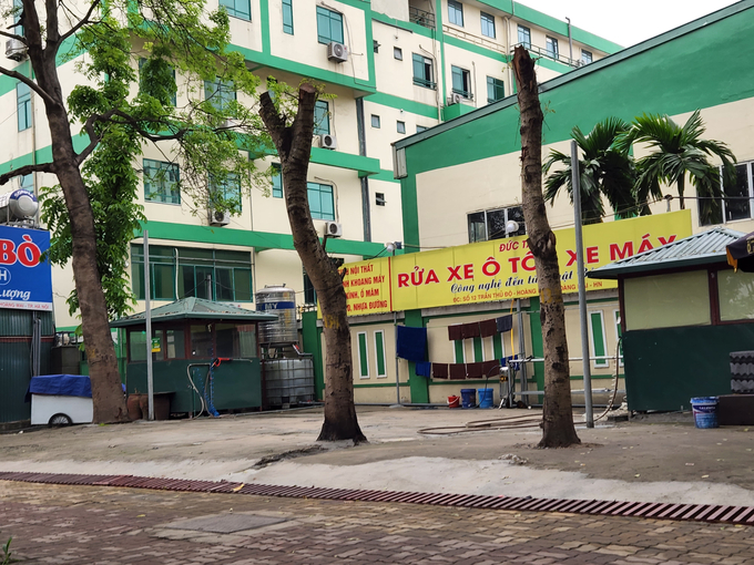 Vỉa hè được cải tạo, đổ bê tông, thậm chí nhiều cây xanh bị chặt ngọn để làm bãi rửa xe. Vi phạm diễn ra nhức nhối là vậy, tuy nhiên, chính quyền địa phương cũng như các lực lượng chức năng lại không có biện pháp xử lý(!?).