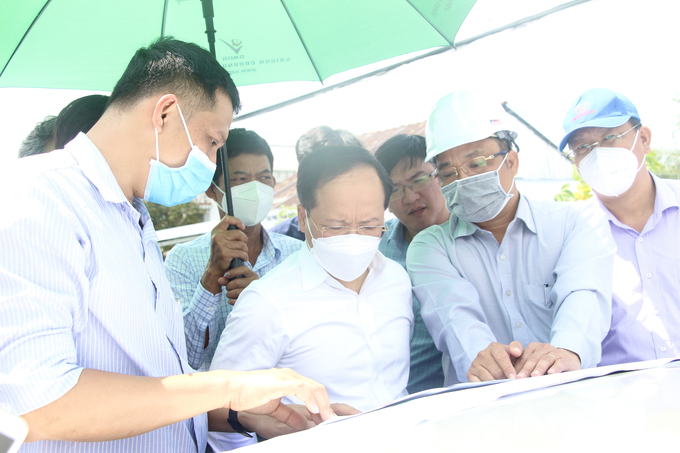 Thứ trưởng Bộ GTVT Nguyễn Duy Lâm (thứ hai từ trái sang) kiểm tra các hướng tuyến qua các tỉnh của dự án