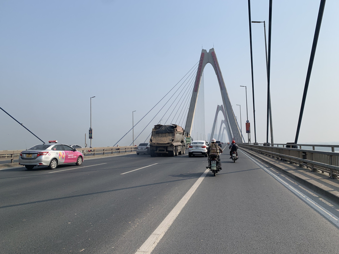Xe quá tải hoạt động như “trẩy hội” trên cầu Nhật Tân hướng từ trung tâm Hà Nội đi sân bay Nội Bài.
