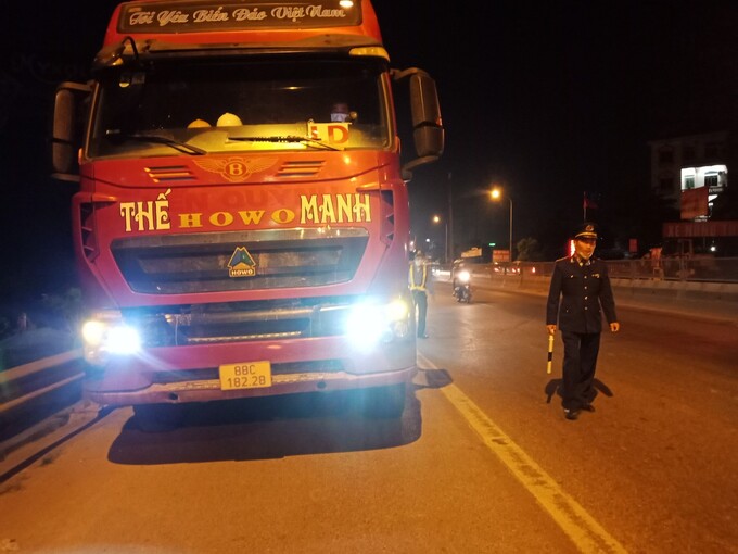 Nhiều phương tiện vi phạm quá tải trọng bị lực lượng chức năng kiểm tra, xử lý trên cầu Thăng Long (trong đó có xe quá tải trọng 214%).