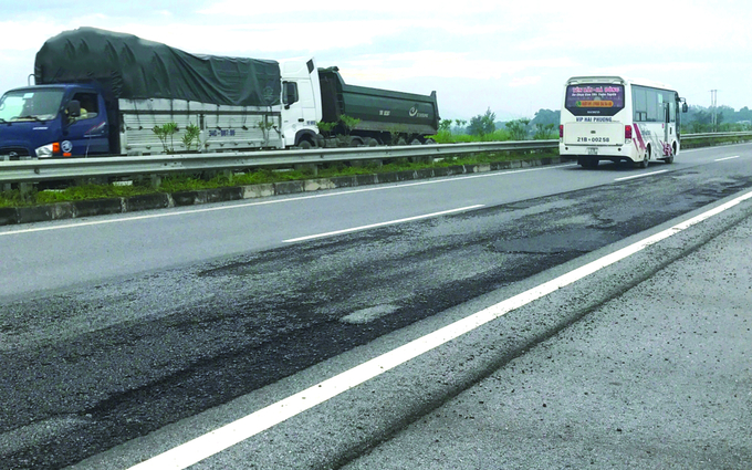 Nhiều đoạn trên tuyến cao tốc Nội Bài - Lào Cai xuống cấp sau thời gian dài đưa vào khai thác. Ảnh: VOV