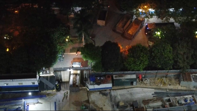 Các xe tải trọng lớn nối đuôi nhau di chuyển từ công trường dự án ra đường Lạc Long Quân trong giờ cao điểm chiều ngày 13/4.