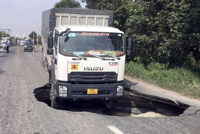 Không kịp tránh, 2 bánh trước của chiếc ô tô tải bị rơi vào 