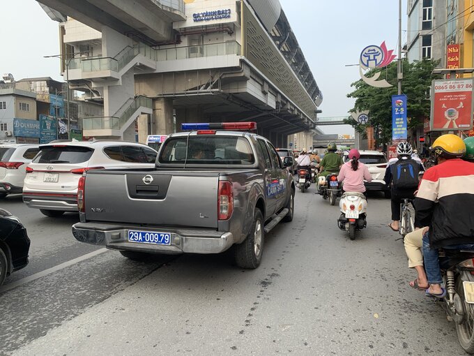 Lực lượng chức năng thành lập các tổ công tác tuần tra và chốt trực cố định để xử lí các trường hợp đi ngược chiều.