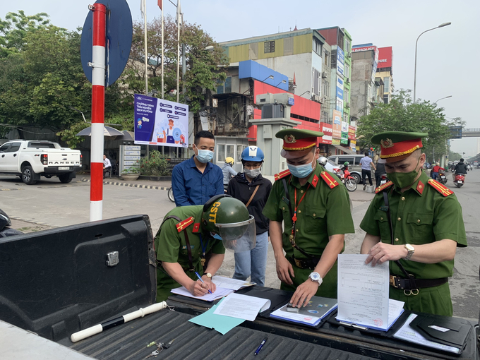 Nhiều tài xế bất chấp đi ngược chiều dù có sự xuất hiện của lực lượng chức năng đã bị xử phạt.