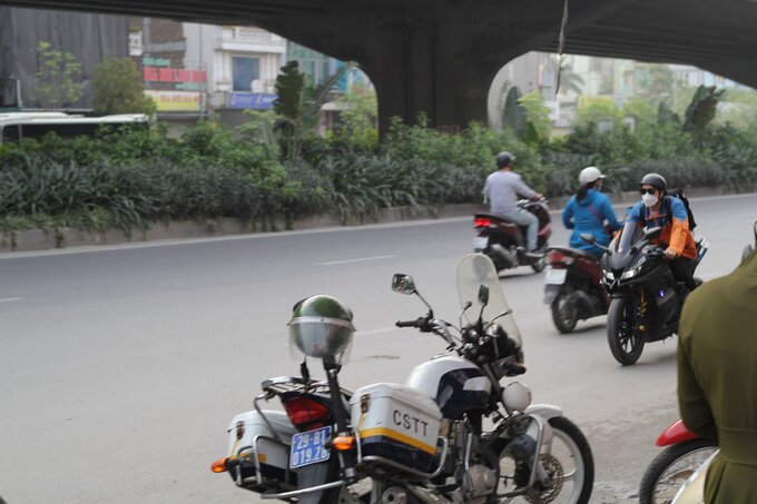 Một số đối tượng thách thức lực lượng chức năng bằng cách rồ ga, tăng tốc ngay trước khu vực tổ công tác làm việc.