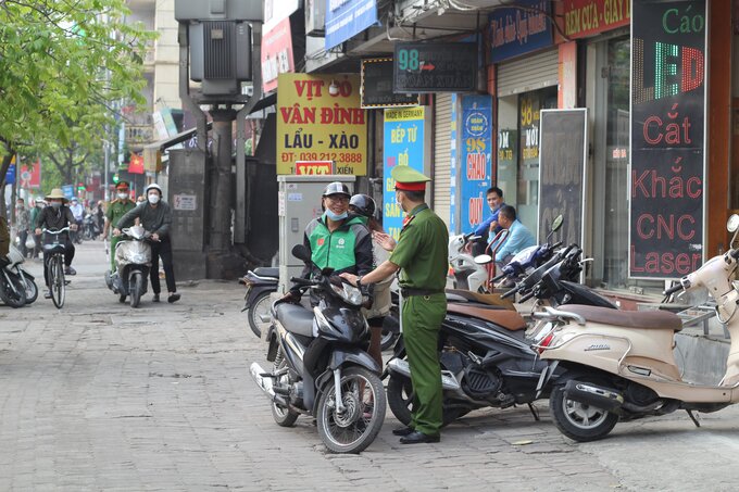 Nhiều trường hợp có thái độ không hợp tác, đưa ra hàng loạt các lí do để lấp liếm hành vi vi phạm đã được các cán bộ giải thích từ tốn, cặn kẽ và yêu cầu phối hợp làm việc.