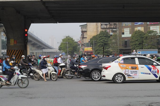 Thời gian chờ đèn đỏ quá dài kết hợp với nút thắt cổ chai phía lối đi lên và đi xuống vành đai 3 đã khiến khu vực ngã 4 Khuất Duy Tiến – Nguyễn Trãi thường xuyên tắc đường, đây có thể là một trong những lí do dẫn đến tình trạng đi ngược chiều bên cạnh ý thức của người dân. 