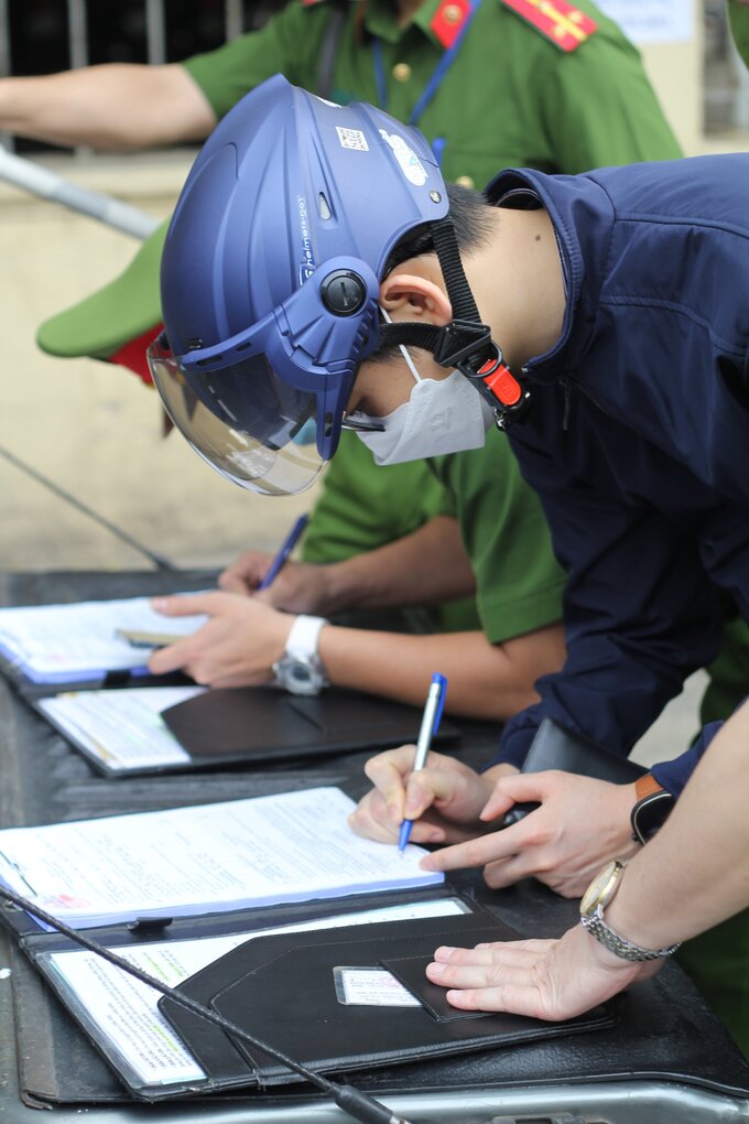 Người điều khiển phương tiện xe máy đi ngược chiều sẽ bị xử phạt từ 1 - 2 triệu đồng. Ngoài ra, người điều khiển phương tiện còn bị áp dụng hình phạt bổ sung là tước quyền sử dụng giấy phép lái xe từ 01 tháng đến 03 tháng.