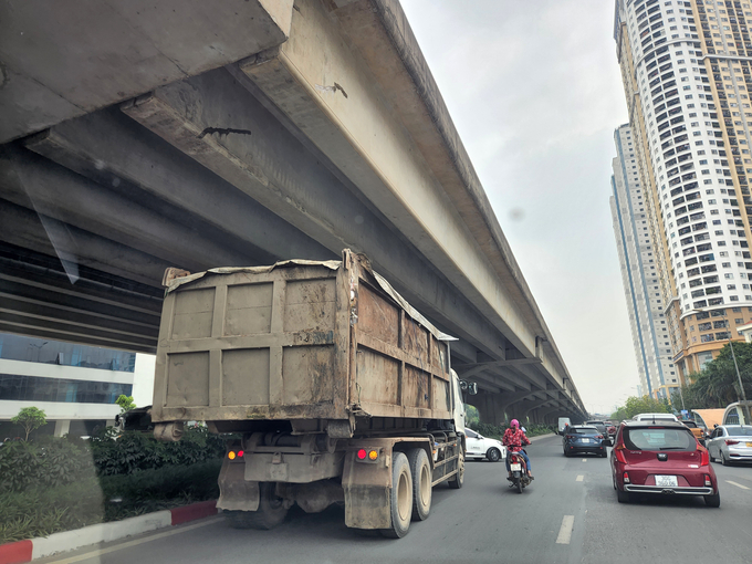 Vi phạm diễn ra công khai, tuy nhiên lại không thấy lực lượng chức năng kiểm tra, ngăn chặn.