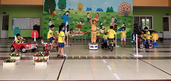 Hình 9: Hoạt đông học tập và thực hiện giao thông