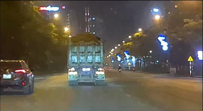 Xe tải chùn bùn đất không có biện pháp che chắn hoạt động phục vụ thi công dự án West Lake Tây Hồ.