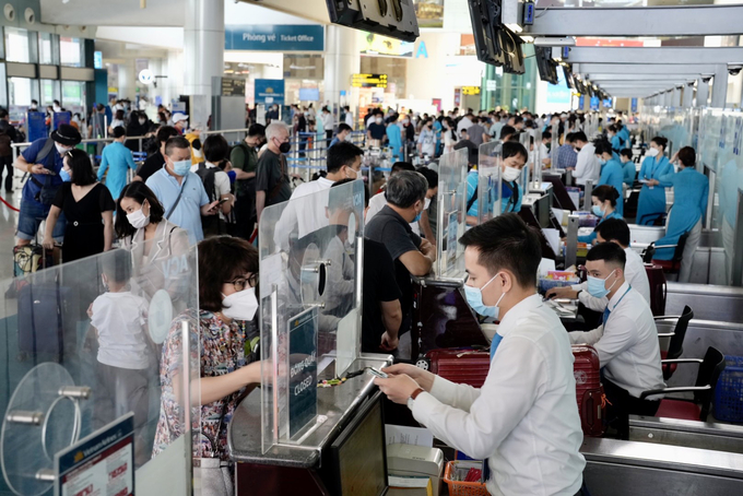 Hành khách đông song chưa vượt quá năng lực thông qua của Cảng. Áp lực lên quầy thủ tục cũng giảm bớt nhờ nhiều khách check-in online hoặc tại các kios check-in