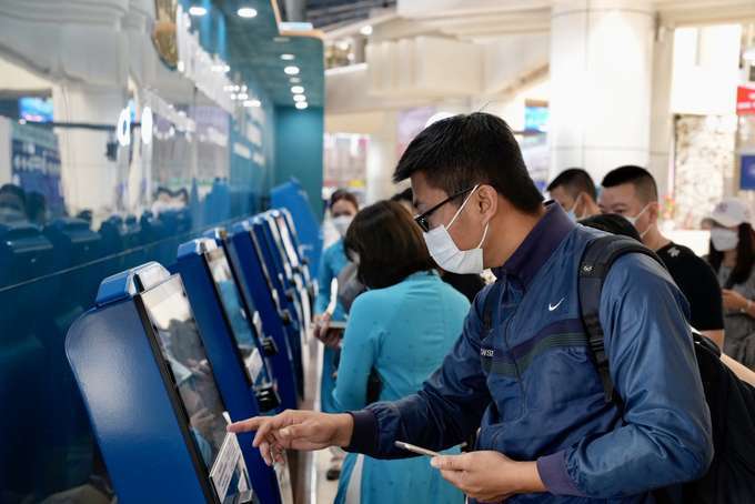 Nhiều hành khách, đặc biệt là những người trẻ, tự hoàn thành thủ tục tại hệ thống các kios check-in