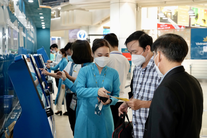 Những hành khách chưa quen thì đều được nhân viên của hãng hàng không hỗ trợ