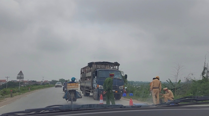 Xe tải dừng ngược chiều để lên bàn cân gây nguy hiểm giao thông