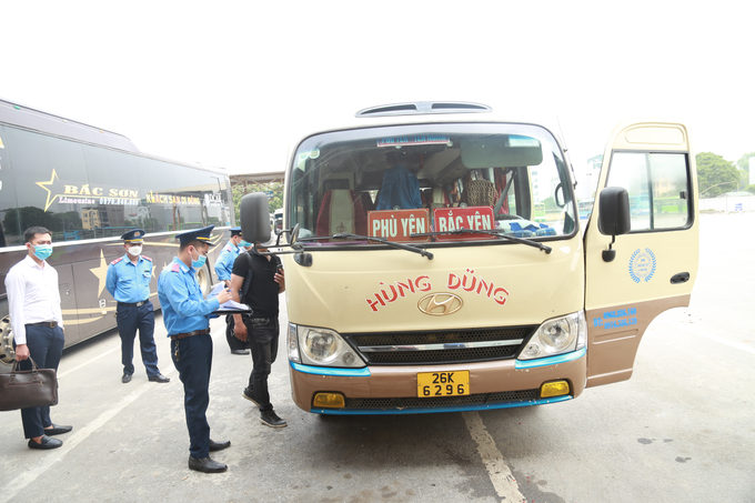 Lực lượng Thanh tra GTVT quận Hà Đông đã tiến hành kiểm tra tất cả các xe khách có mặt tại bến xe Yên Nghĩa (Ảnh: Lê Khánh).