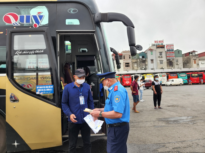 Thanh tra giao thông kiểm tra xe khách đủ điều kiện an toàn trước khi xuất bến