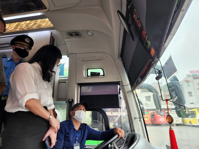 Bà Phan Thị Thu Hiền, Phó Tổng cục trưởng Tổng cục ĐBVN kiểm tra tại khu vực xuất bến.
