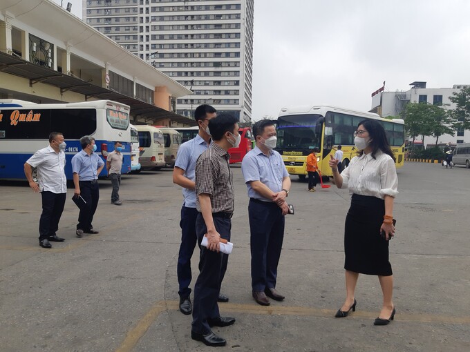 Đại diện bến xe Mỹ Đình báo cáo với đoàn công tác về kế hoạch vận chuyển hành khách dịp nghỉ lễ 30/4-1/5.