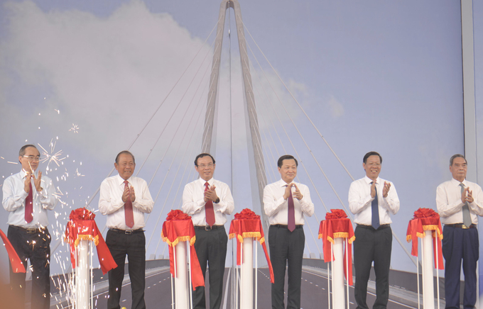 Các đại biểu làm nghi thức cắt băng khánh thành thông xe cầu Thủ Thiêm 2.