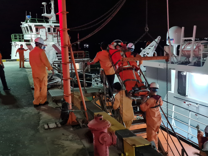 Tổ công tác nhanh chóng có mặt cấp cứu thuyền viên bị nạn