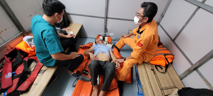 Tàu cứu nạn SAR 412 tiếp cận được thuyền viên gặp bệnh nguy cấp trên biển.