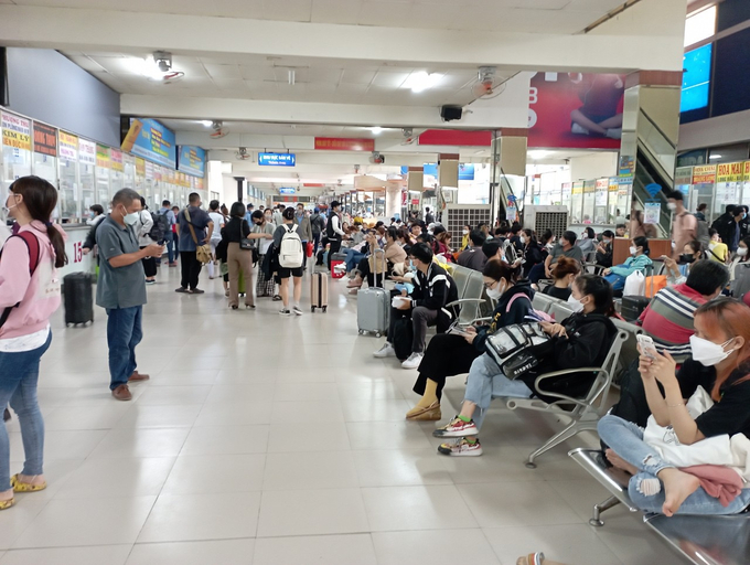 Lượng người tập trung về các bến xe vào chiều 29/4 tăng cao