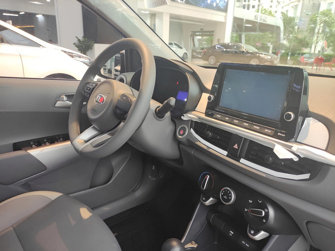 Bảng táp-lô vẫn giữ nhiều trang bị hiện đại.

