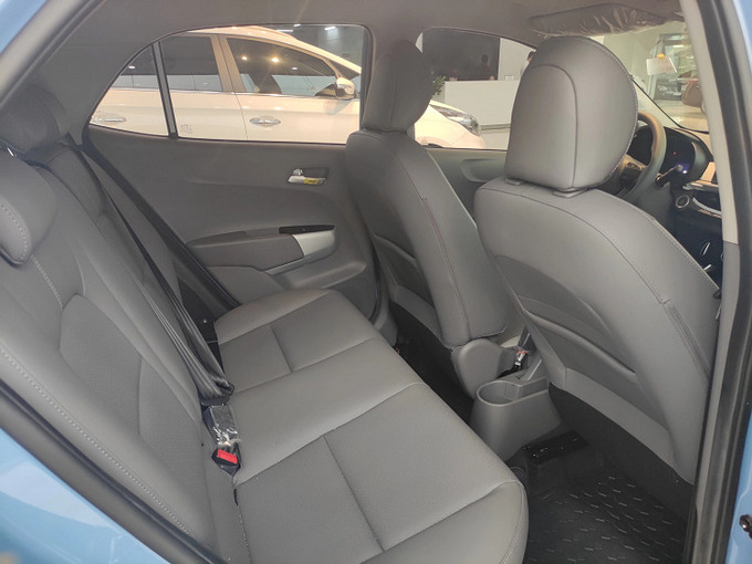 Ghế xe vẫn được bọc da dù là bản thấp.