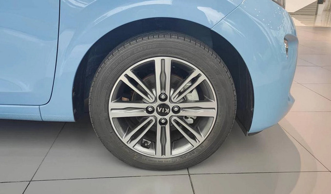 Phiên bản Kia Morning 2022 AT dù là bản tiêu chuẩn nhưng vẫn không bị cắt nhiều ở ngoài.