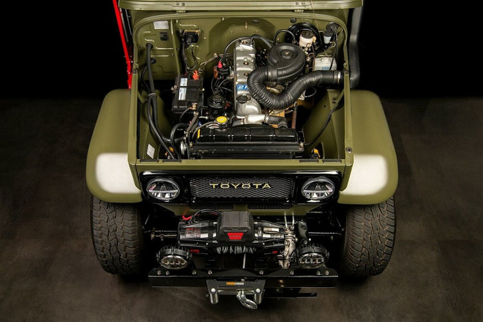 Khoang động cơ của chiếc Toyota Land Cruiser 1983 phục chế

