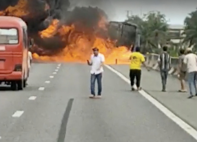 Nhiều tài xế hoảng hồn khi chứng kiến vụ cháy.