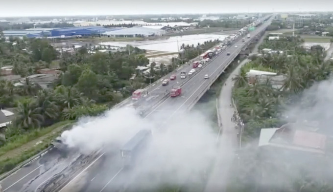 Hiện trường chiếc xe ô tô chở dầu bốc cháy trên cao tốc TP.HCM-Trung Lương.