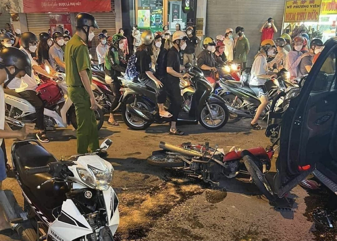 Hàng loạt xe máy và người điều khiển nằm la liệt tại hiện trường