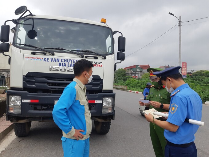 Tất cả các xe có dấu hiệu vi phạm đều được tổ công tác dừng xe, kiểm tra.