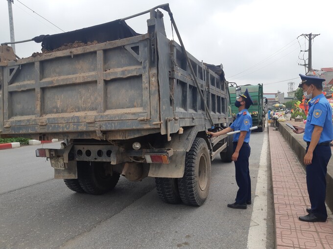 Xe tải cơi nới kích thước thành thùng lưu thông qua cầu Đuống tiềm ẩn nguy cơ mất ATGT